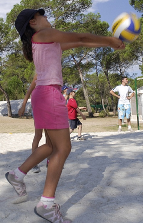 Enfant qui joue au volley